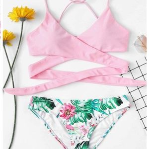 🌸 Strappy tropical bikini